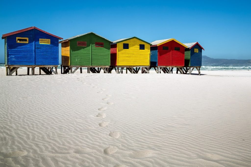 cinco casas coloridas na praia