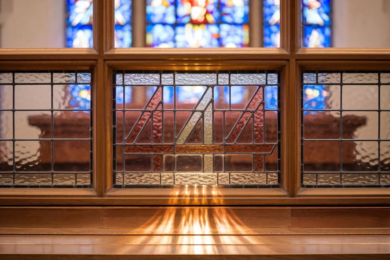 número 444 formado nos vidros de uma igreja